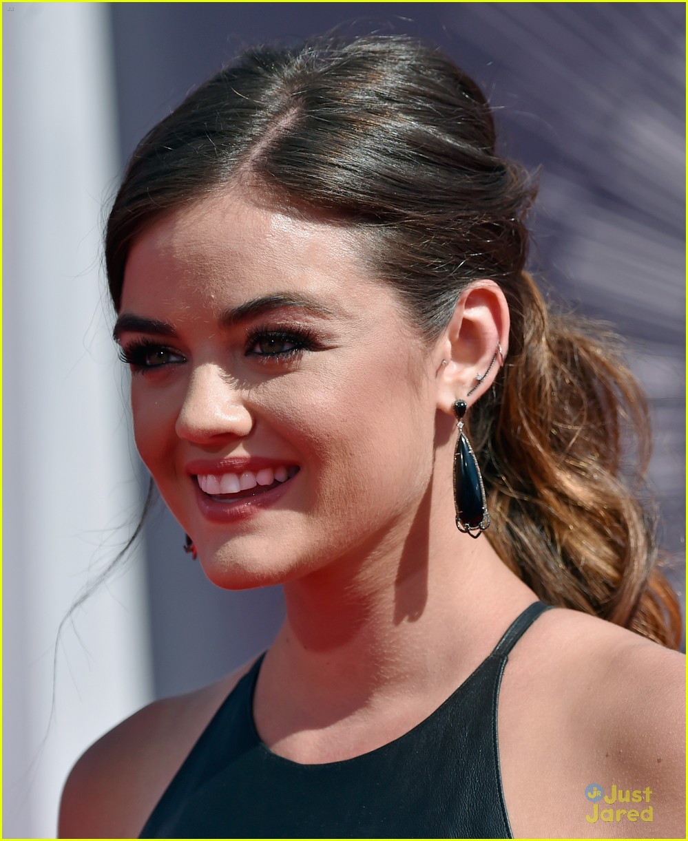 lucy hale hosting vma preshow red carpet 01
