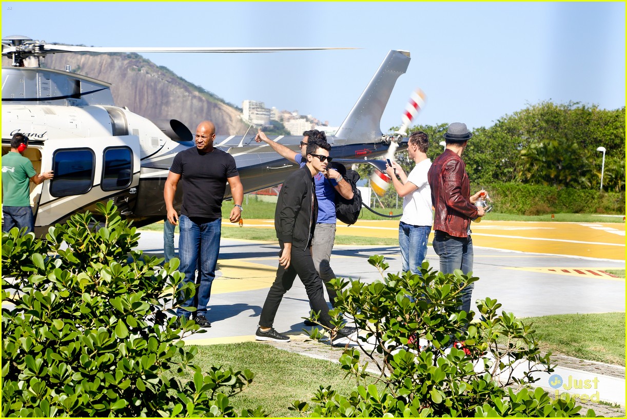 joe jonas selfies helicopter ride brazil 05