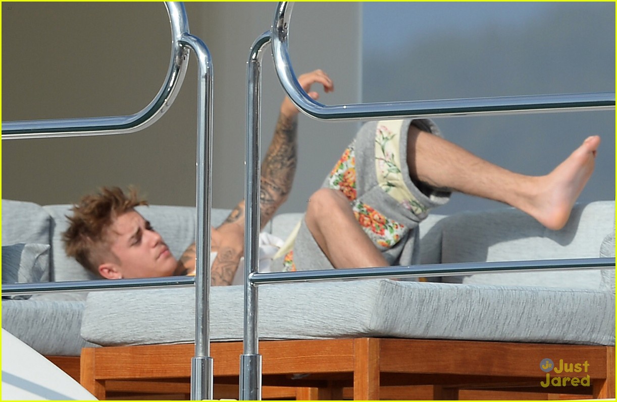 Justin Bieber Films Fans On Way To Yacht Party in Spain: Photo 702026 | Justin  Bieber Pictures | Just Jared Jr.