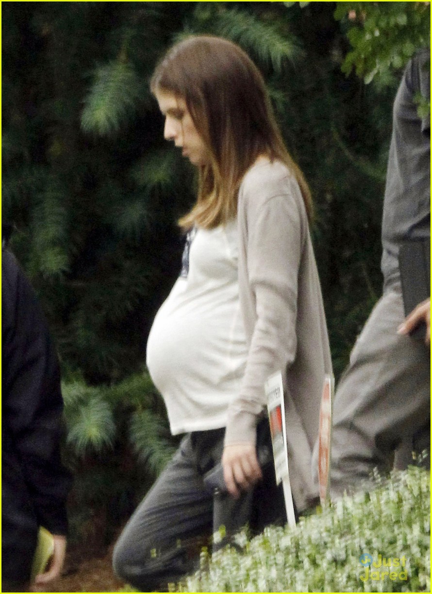 anna kendrick the hollars film set baby bump pregnant 02