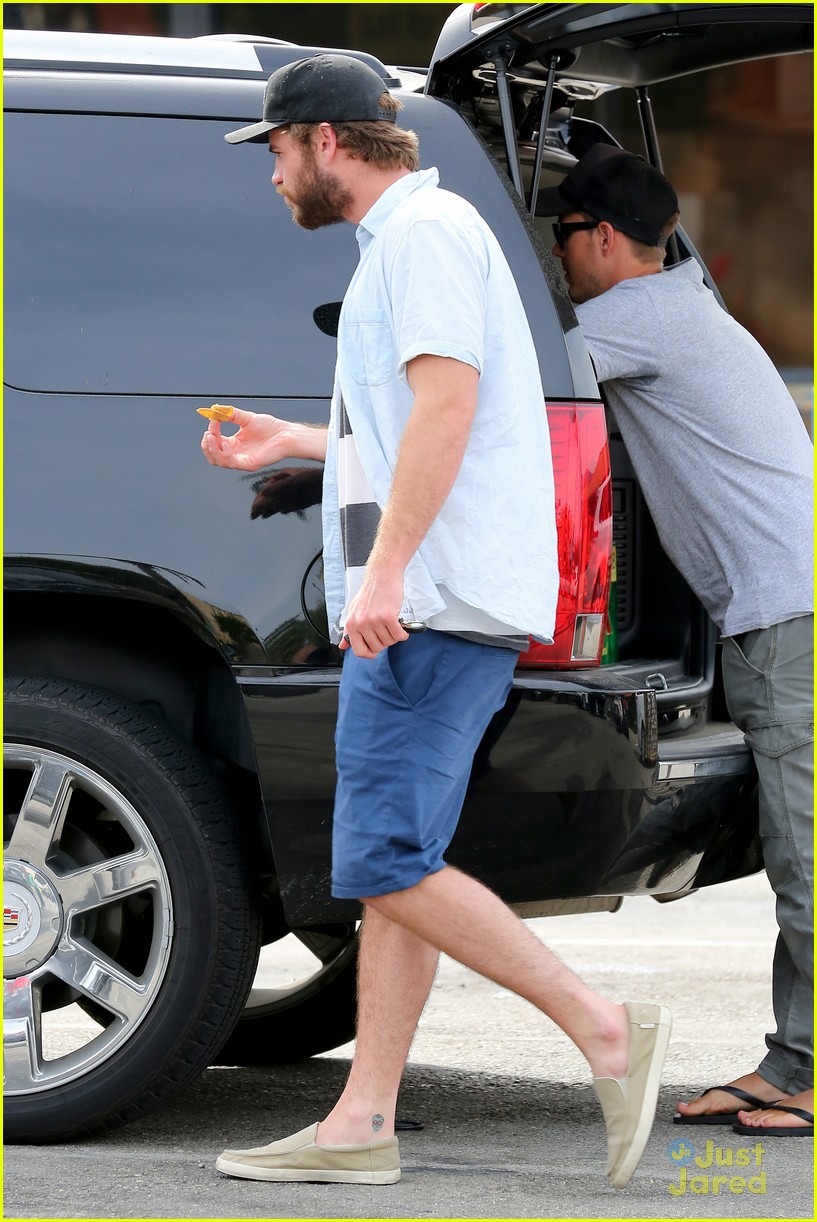 liam hemsworth eats chips grocery shopping 03