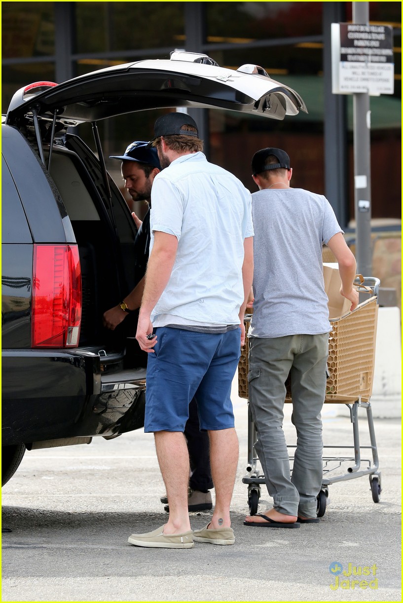 liam hemsworth eats chips grocery shopping 07
