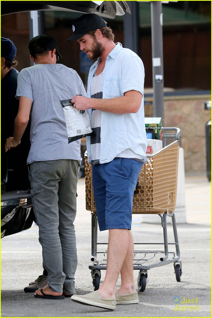 liam hemsworth eats chips grocery shopping 08