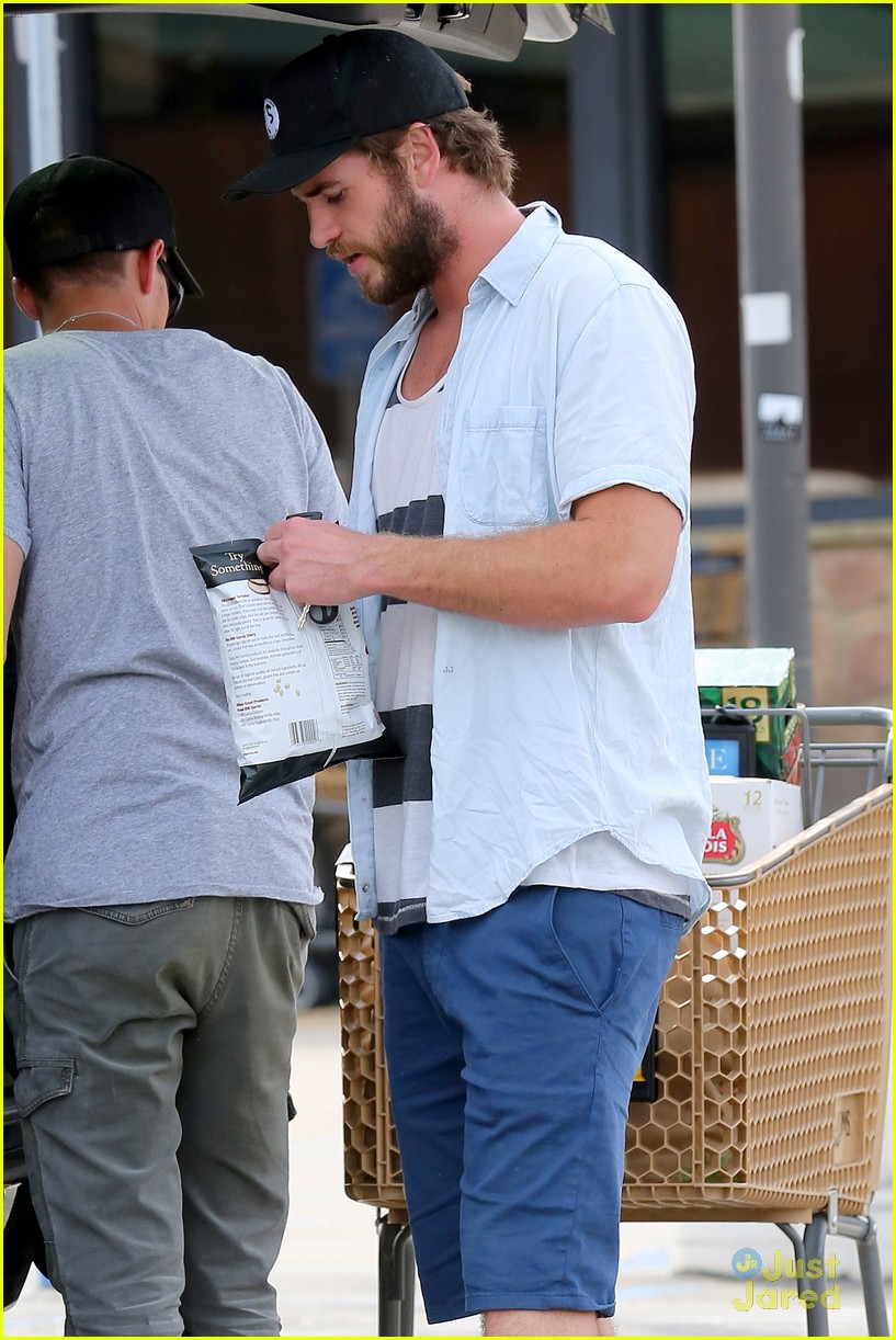 liam hemsworth eats chips grocery shopping 09