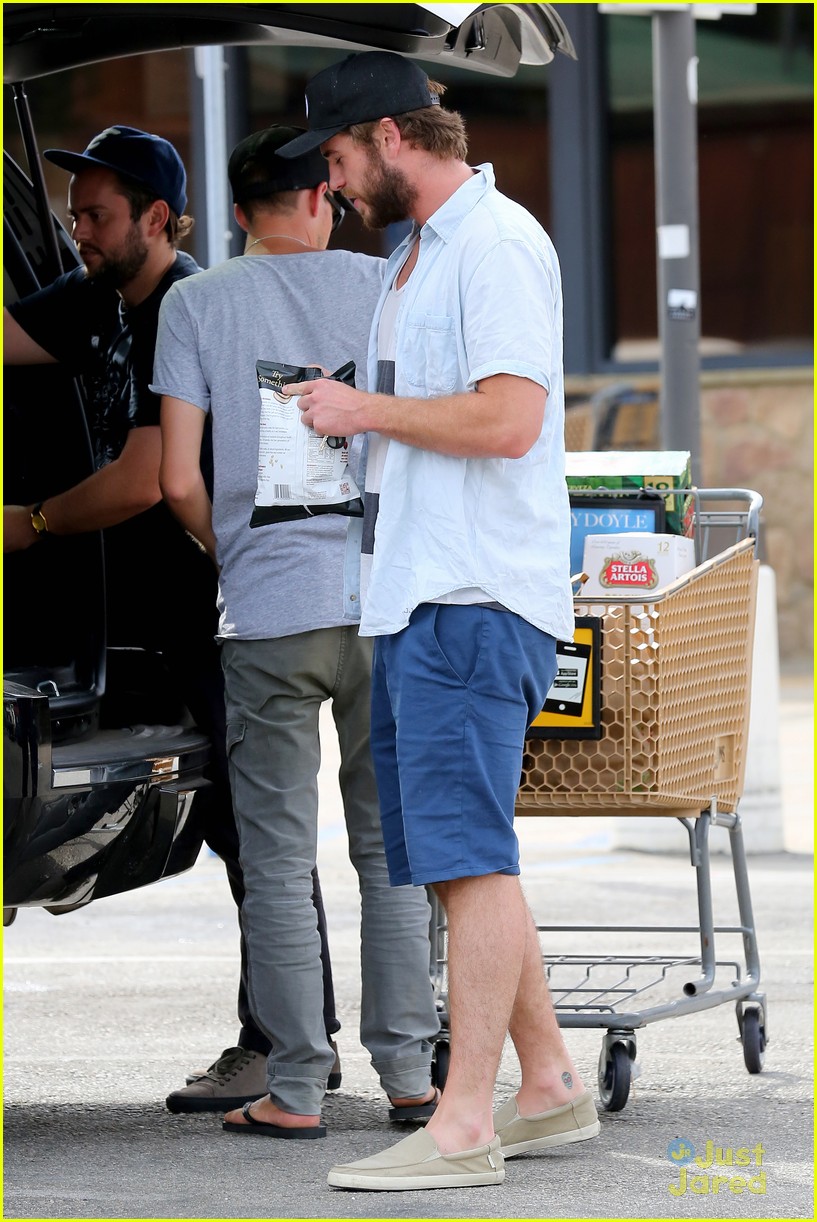 liam hemsworth eats chips grocery shopping 10