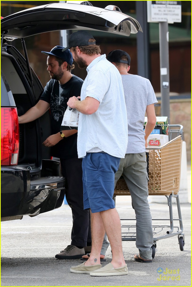 liam hemsworth eats chips grocery shopping 11