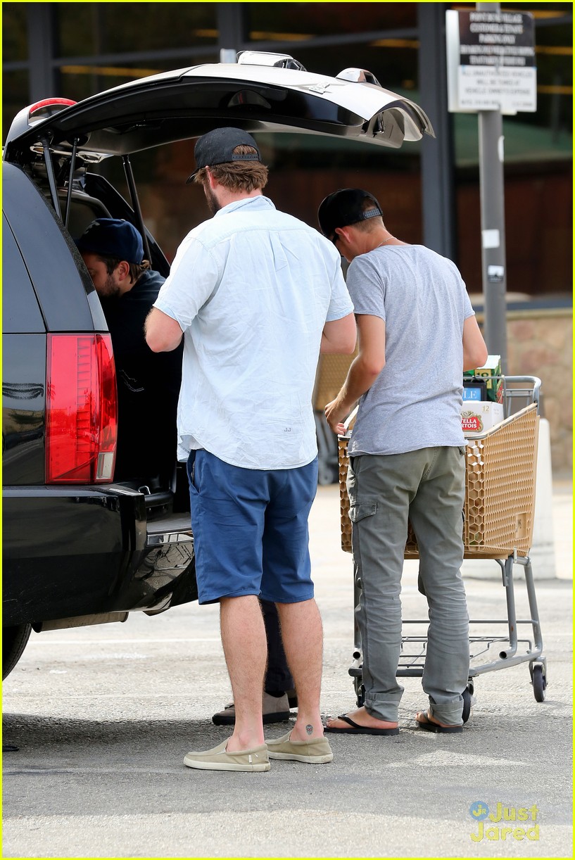 liam hemsworth eats chips grocery shopping 13