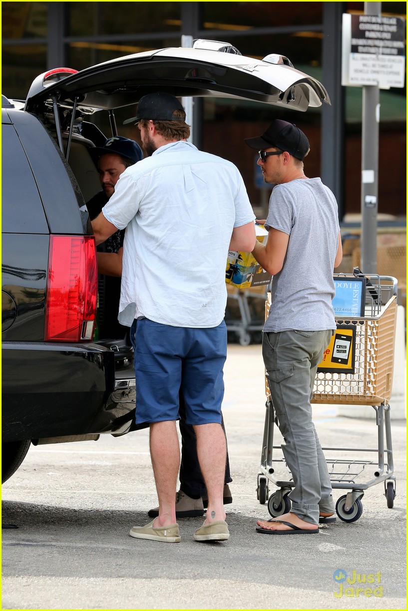liam hemsworth eats chips grocery shopping 14