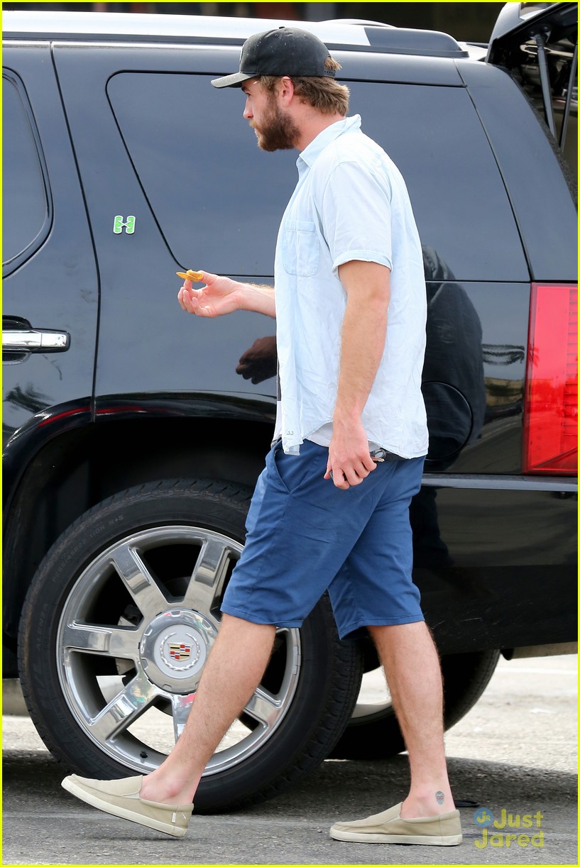 liam hemsworth eats chips grocery shopping 17