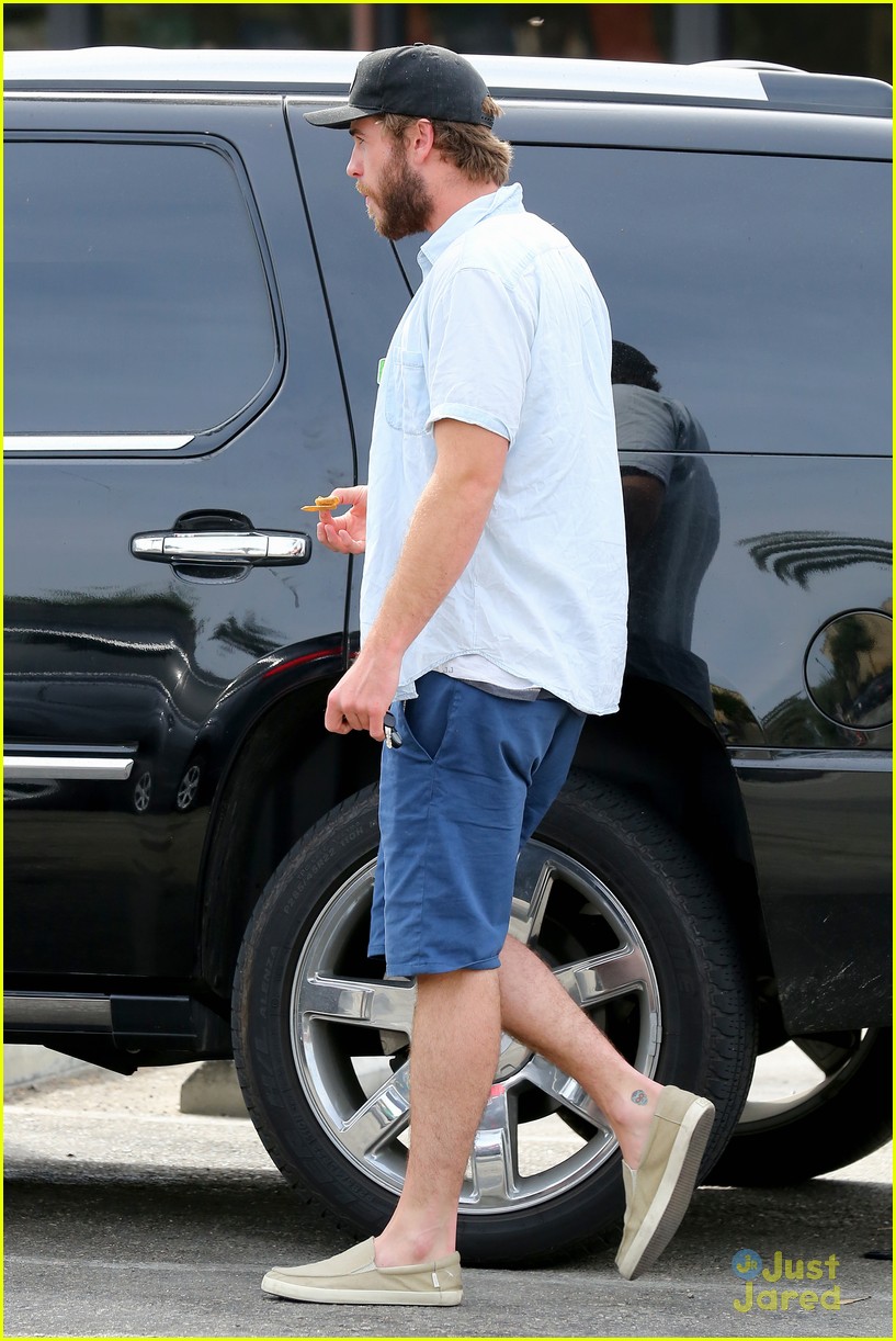 liam hemsworth eats chips grocery shopping 19