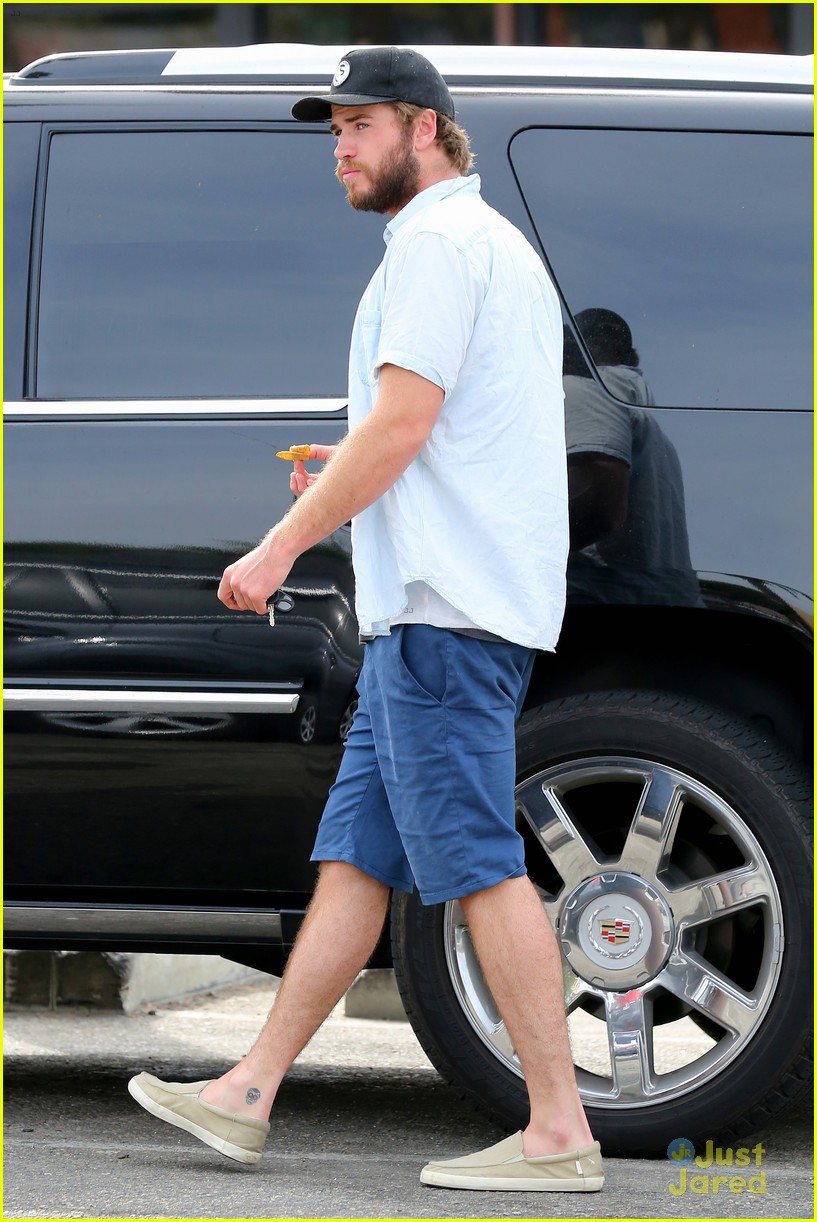 liam hemsworth eats chips grocery shopping 21