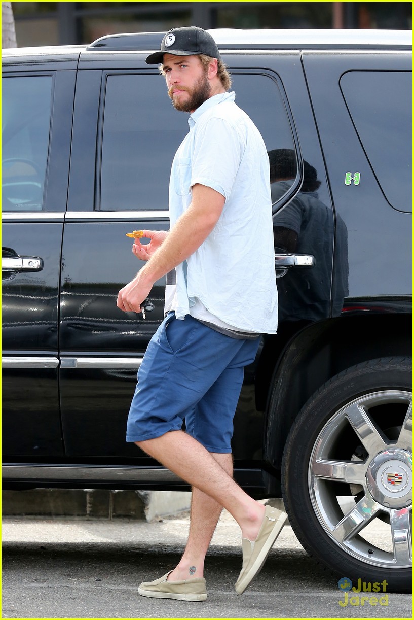 liam hemsworth eats chips grocery shopping 24