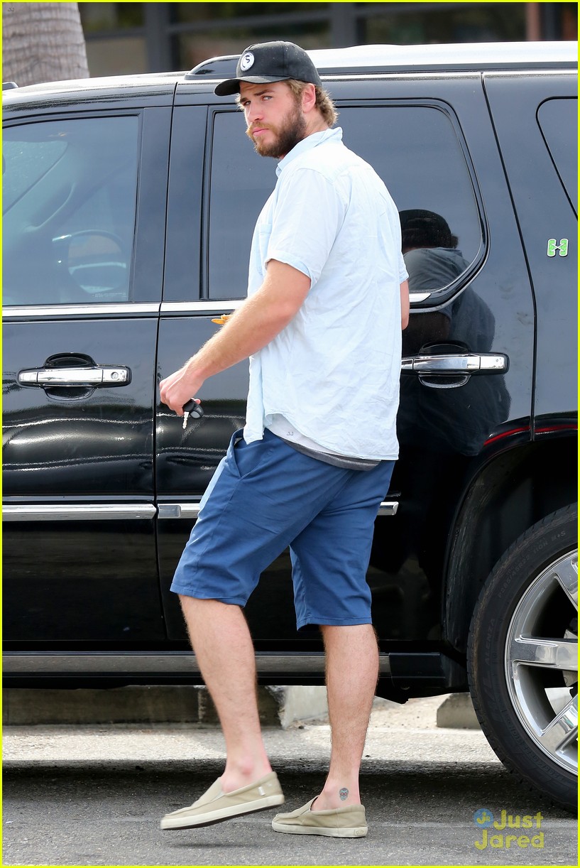 liam hemsworth eats chips grocery shopping 25