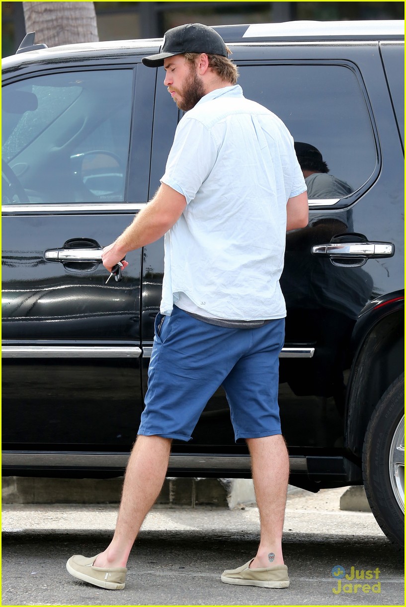 liam hemsworth eats chips grocery shopping 26