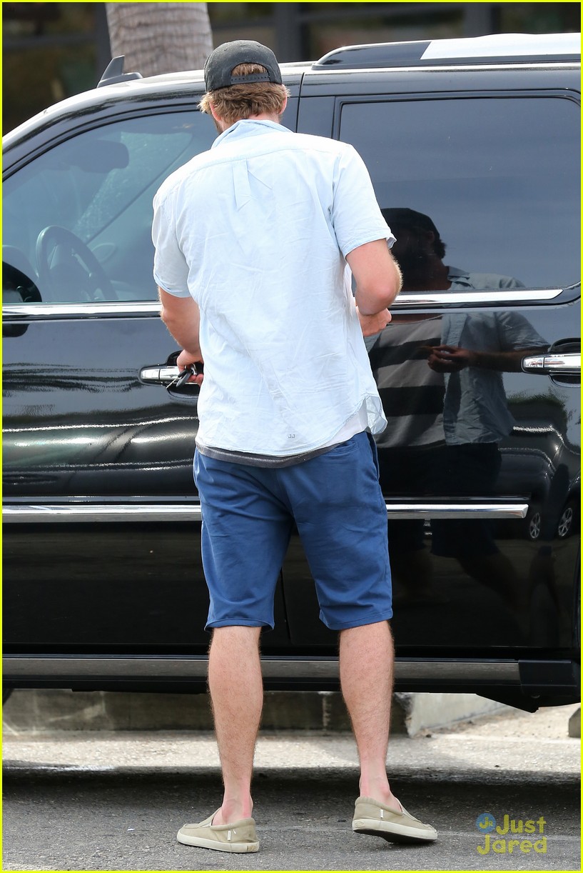 liam hemsworth eats chips grocery shopping 29