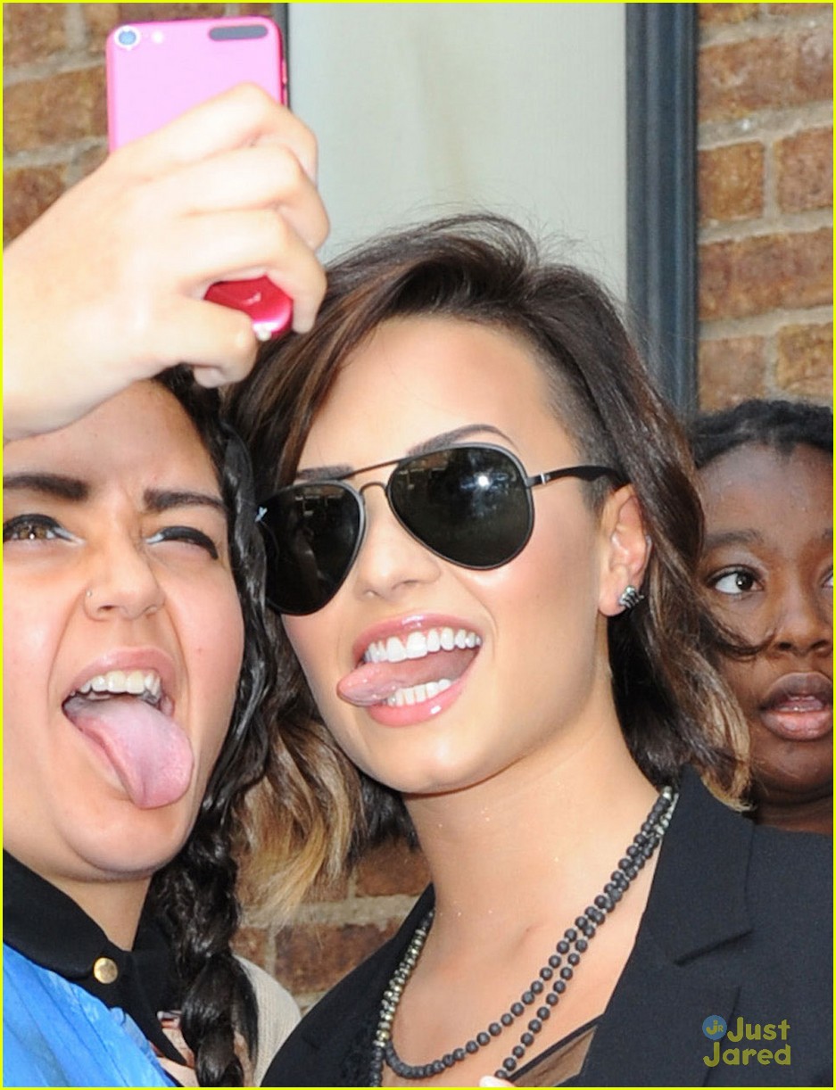 demi lovato tongue out selfie with fan nyc 01