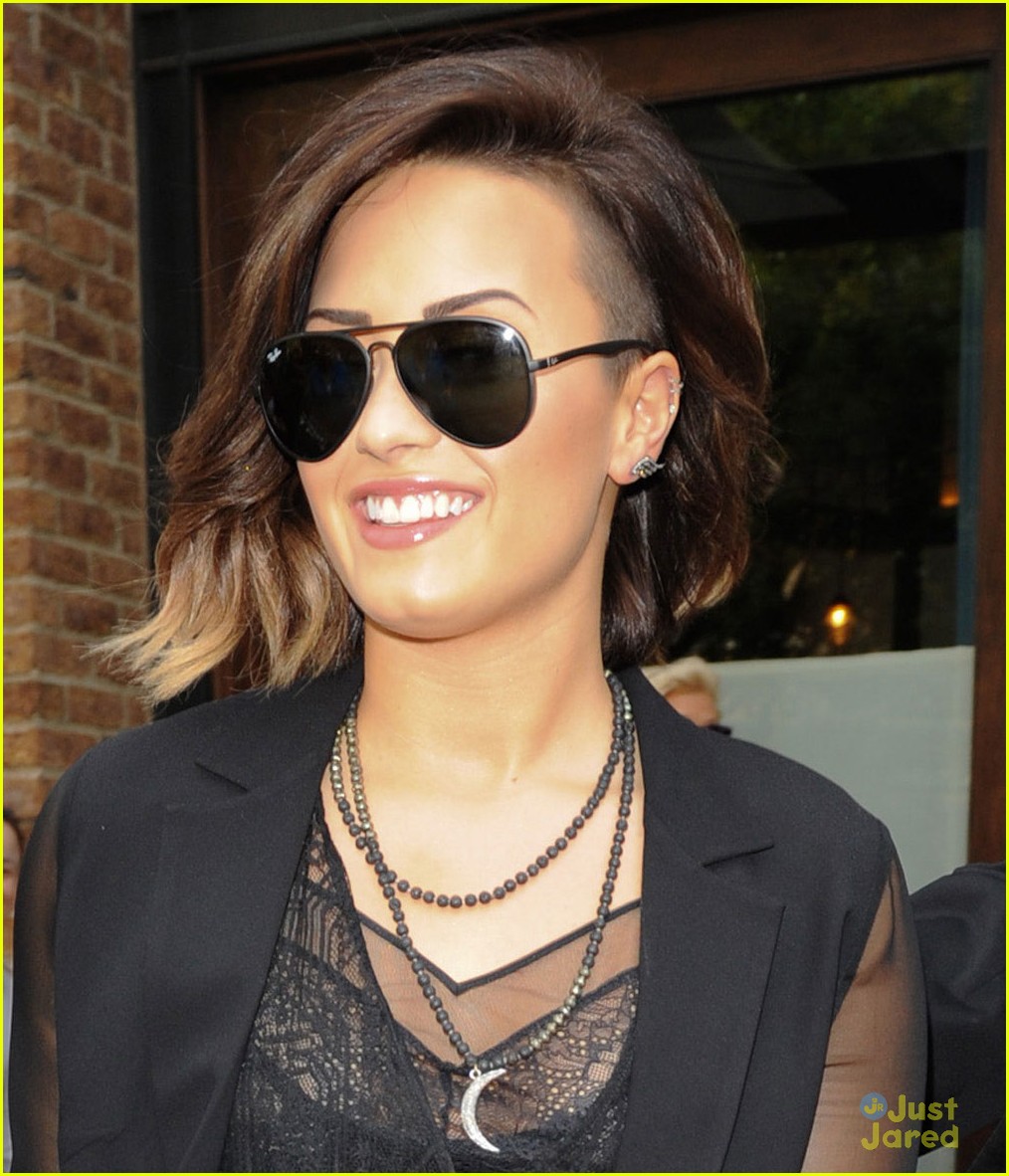 demi lovato tongue out selfie with fan nyc 03
