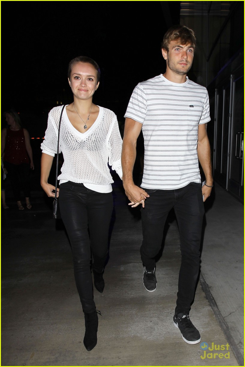 Olivia Cooke Holds Hands with Mystery Boyfriend at Ed Sheeran Concert ...