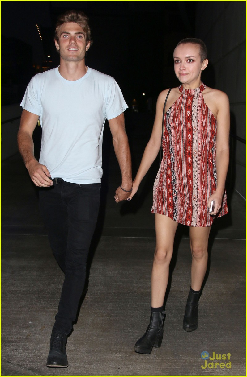 olivia cooke holds hands with a mystery guy 03