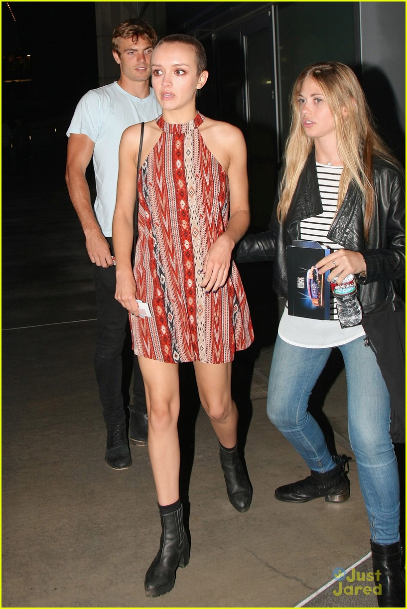 olivia cooke holds hands with a mystery guy 05