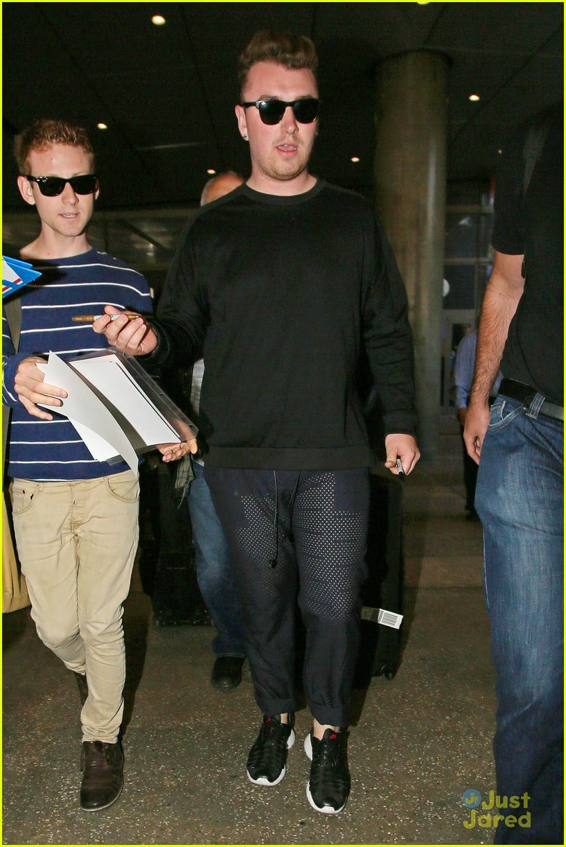 sam smith lands in los angeles for vmas performance 01