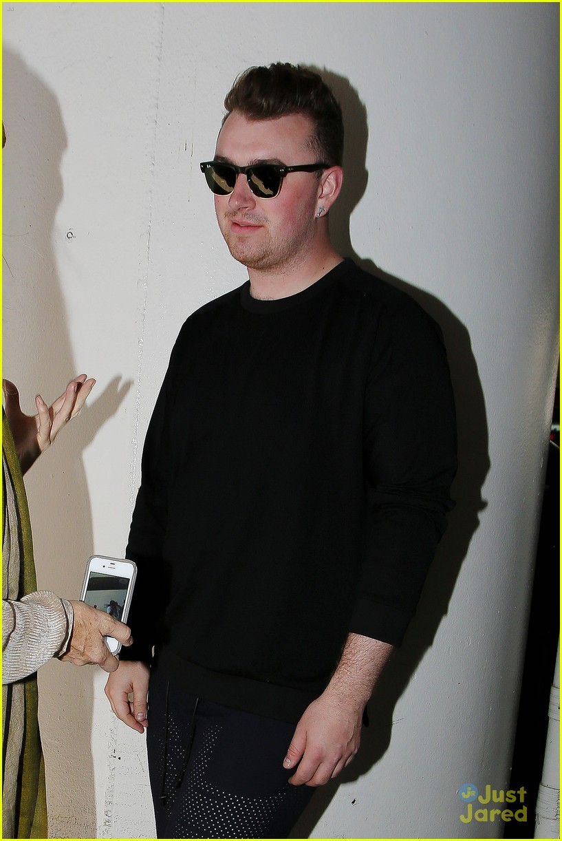 sam smith lands in los angeles for vmas performance 02