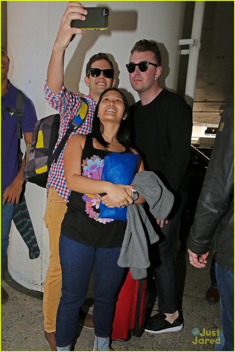 sam smith lands in los angeles for vmas performance 03