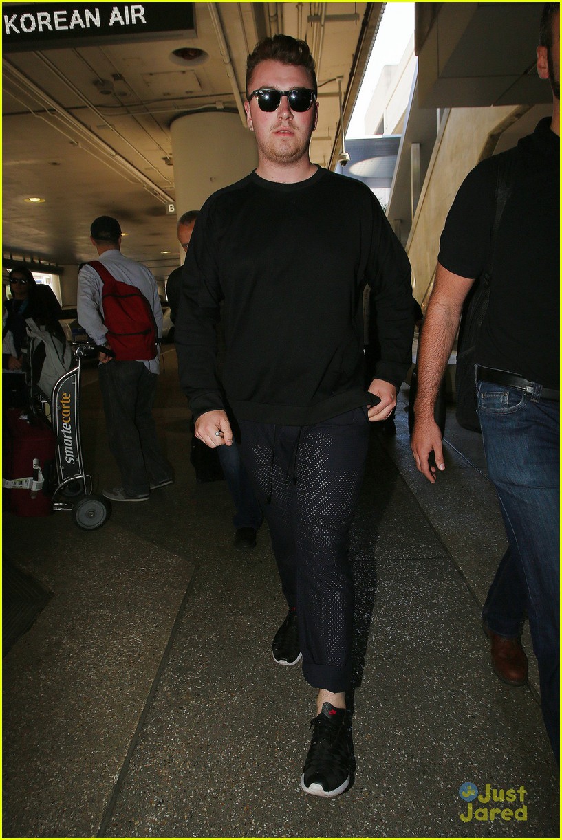 sam smith lands in los angeles for vmas performance 13