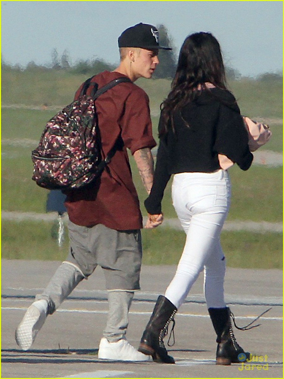 justin bieber selena gomez hold hands upon arrival in canada 03