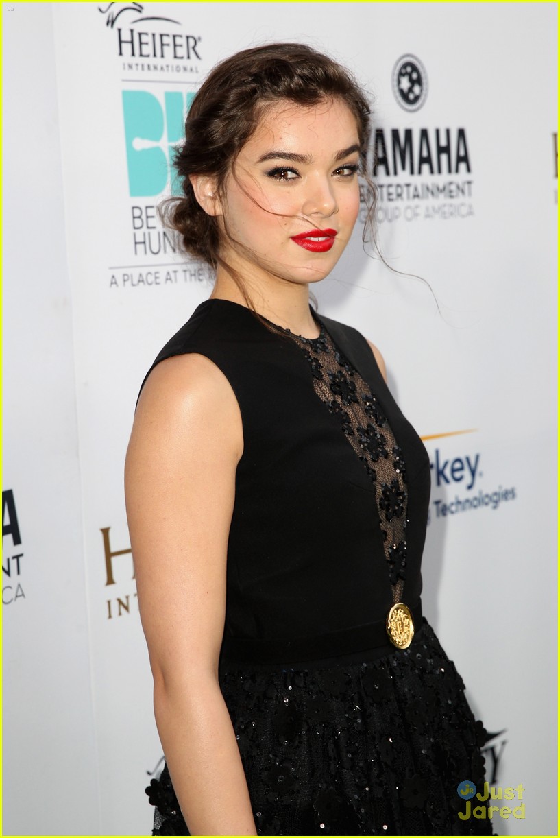 hailee steinfeld llama poses pre emmy party 06