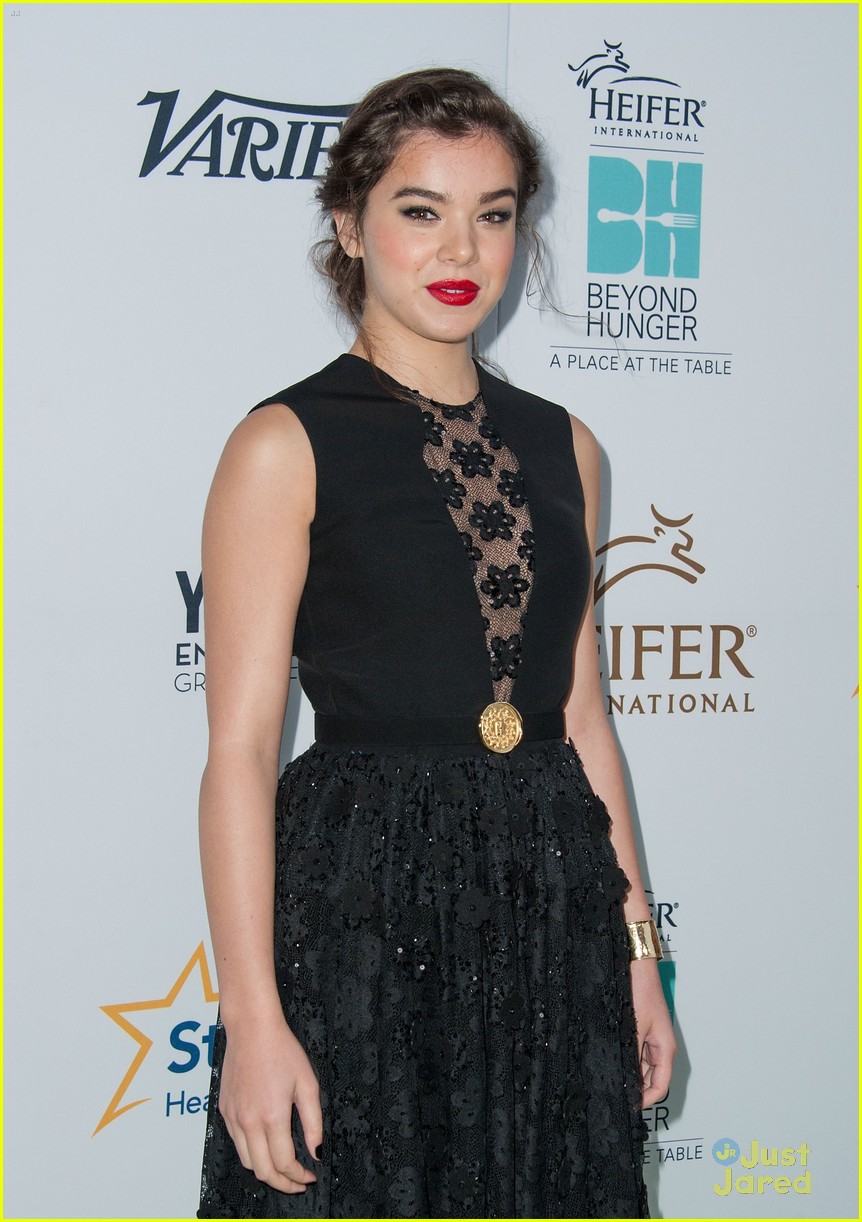 hailee steinfeld llama poses pre emmy party 09