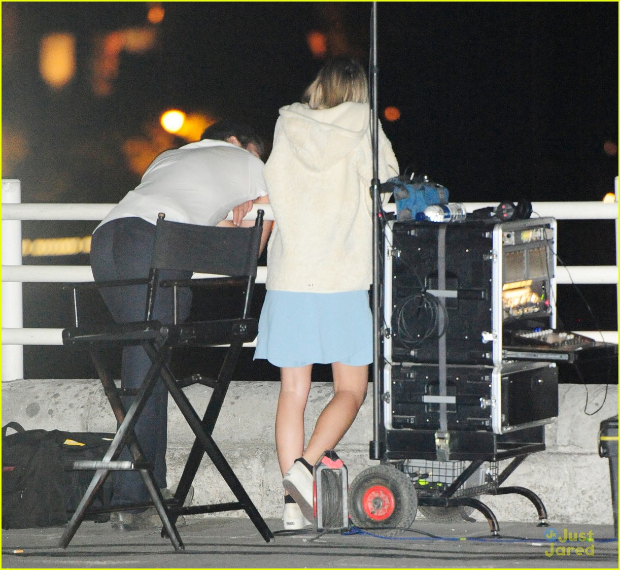 bradley cooper embraces girlfriend suki waterhouse on set 27