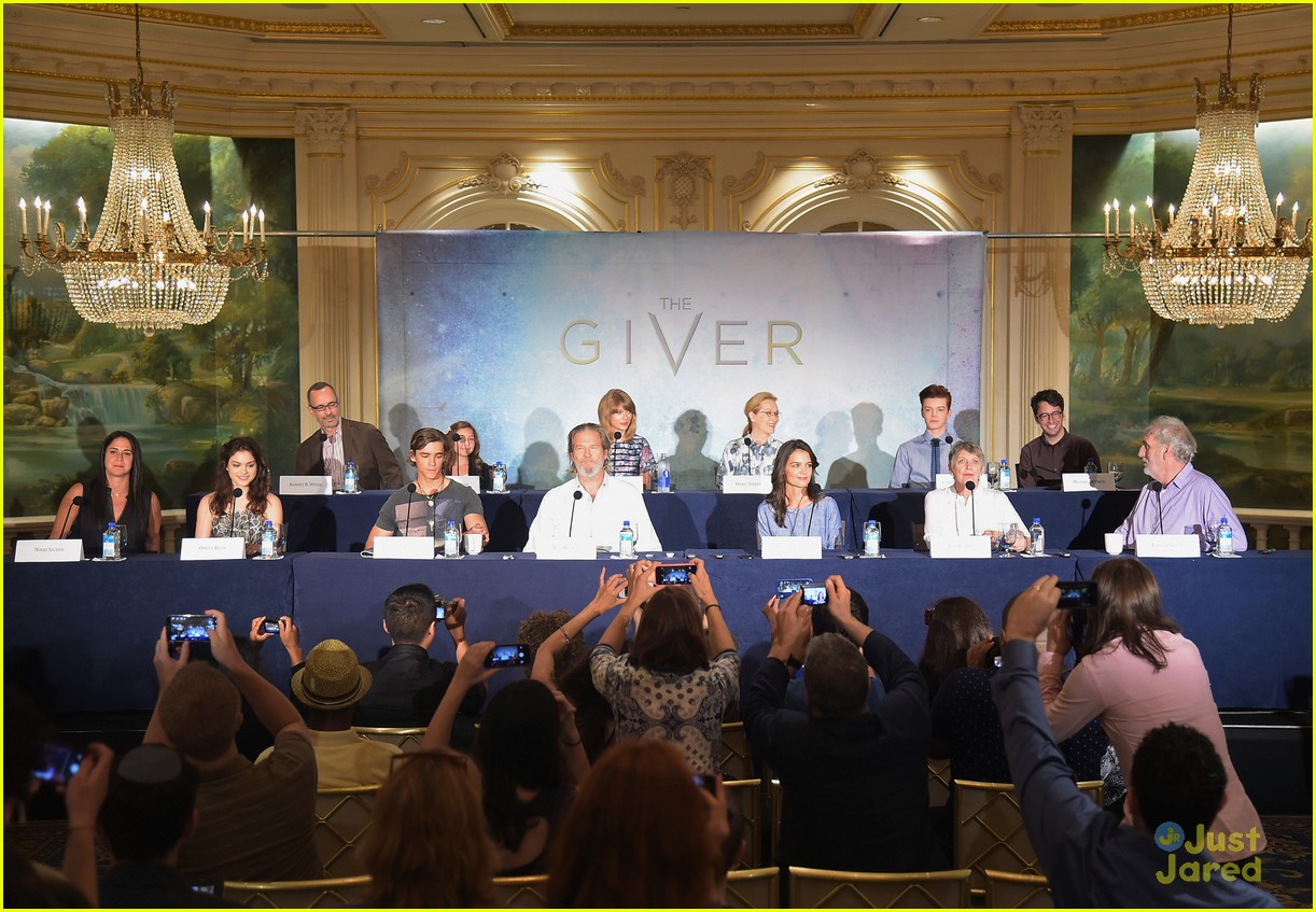 taylor swift katie holmes giver press conference 14