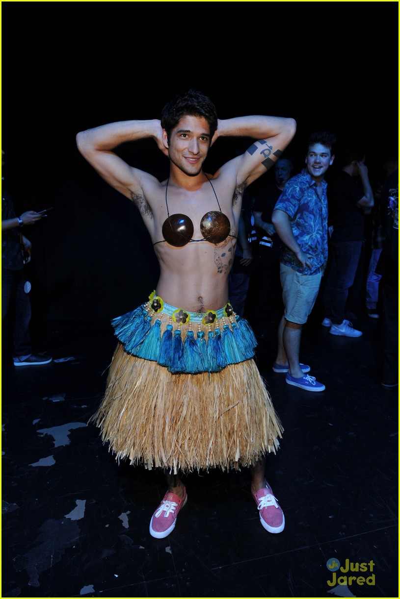 tyler posey shirtless hula teen choice awards 2014 01