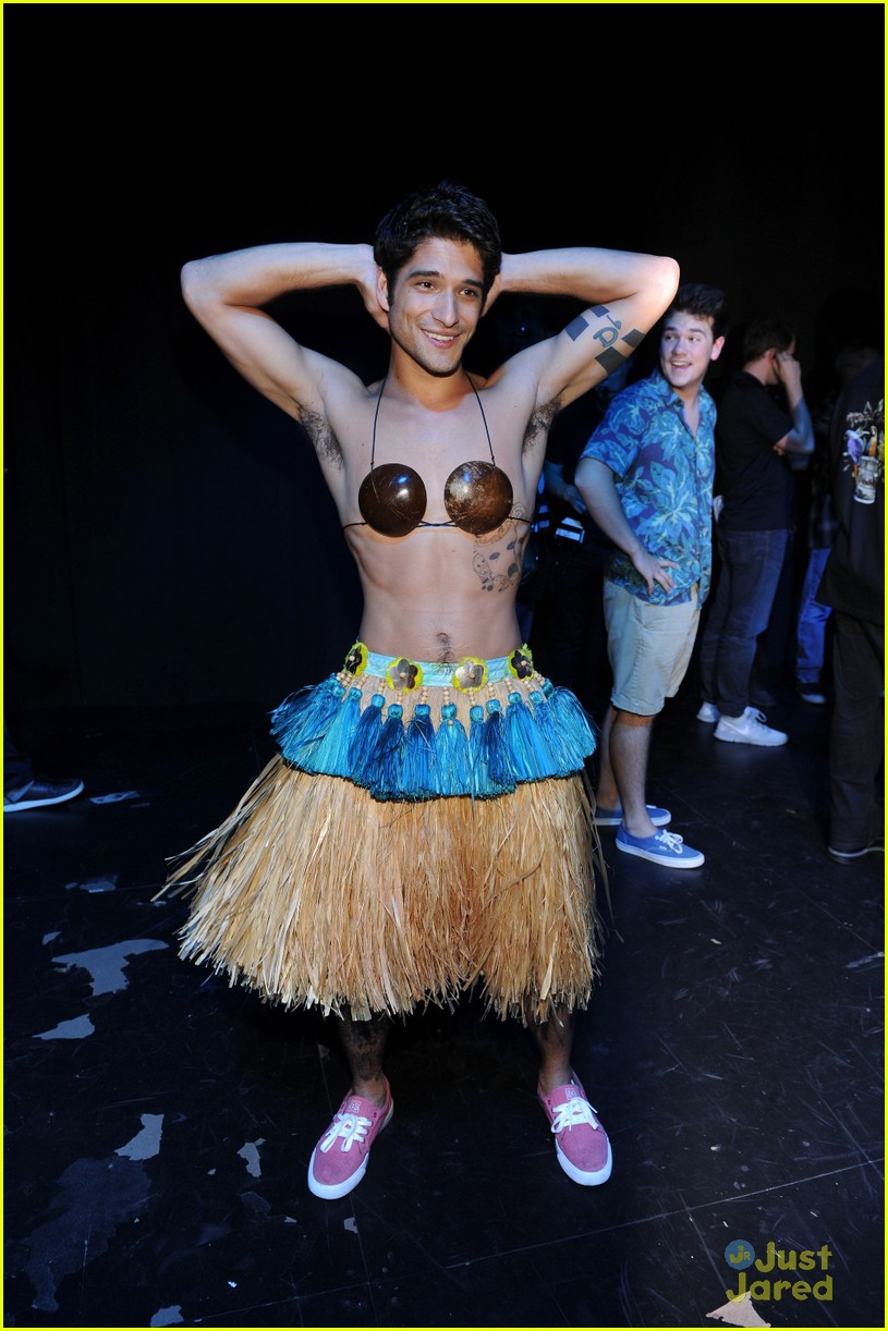 tyler posey shirtless hula teen choice awards 2014 04