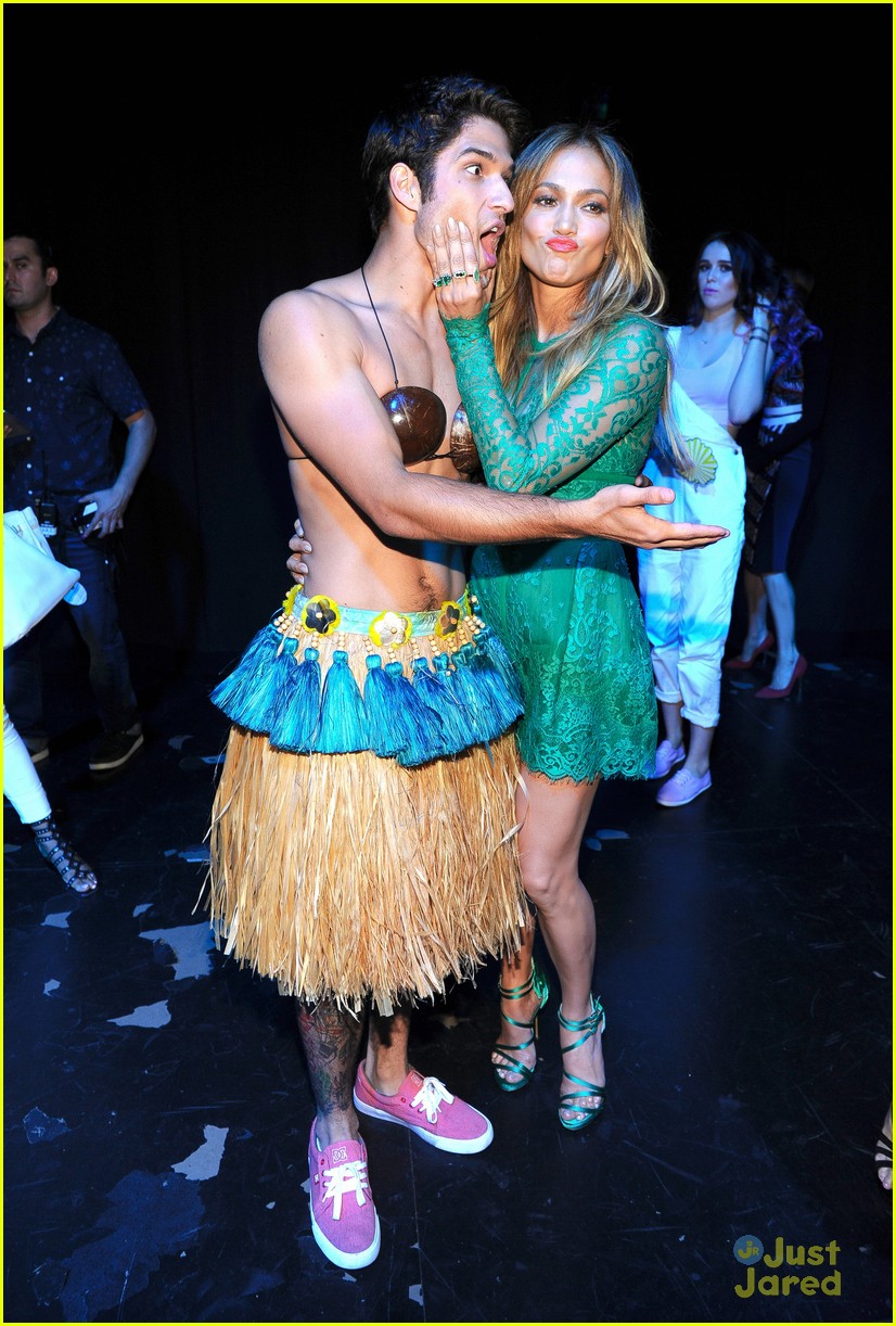 tyler posey shirtless hula teen choice awards 2014 10