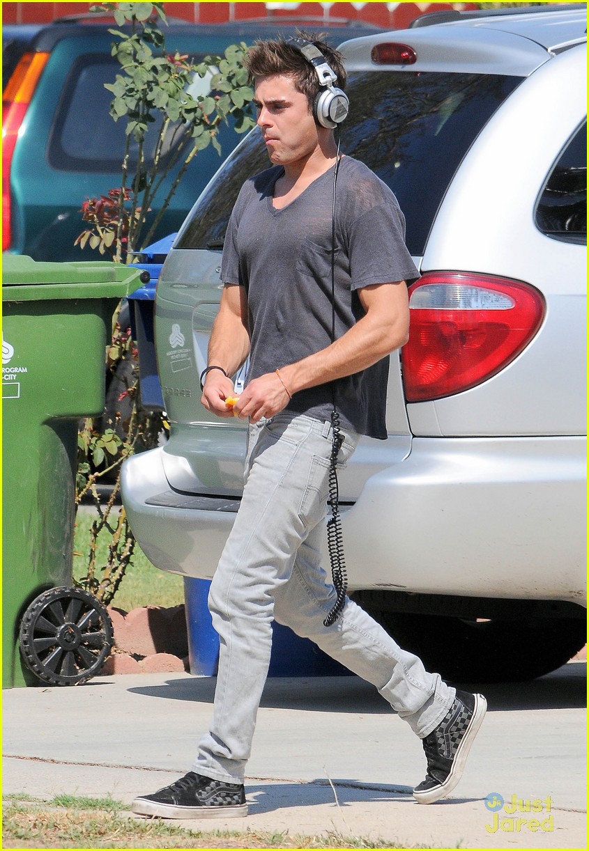 zac efron steps out after split from michelle rodriguez 01