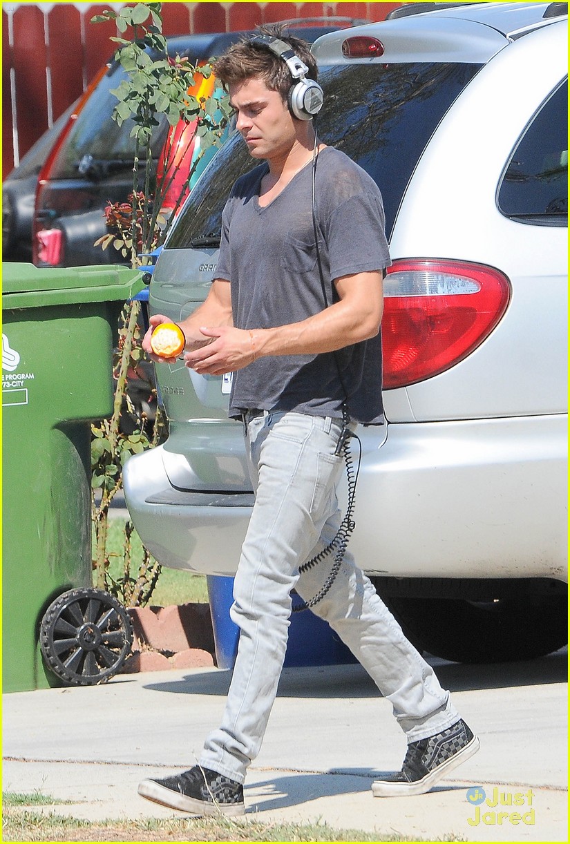 zac efron steps out after split from michelle rodriguez 08