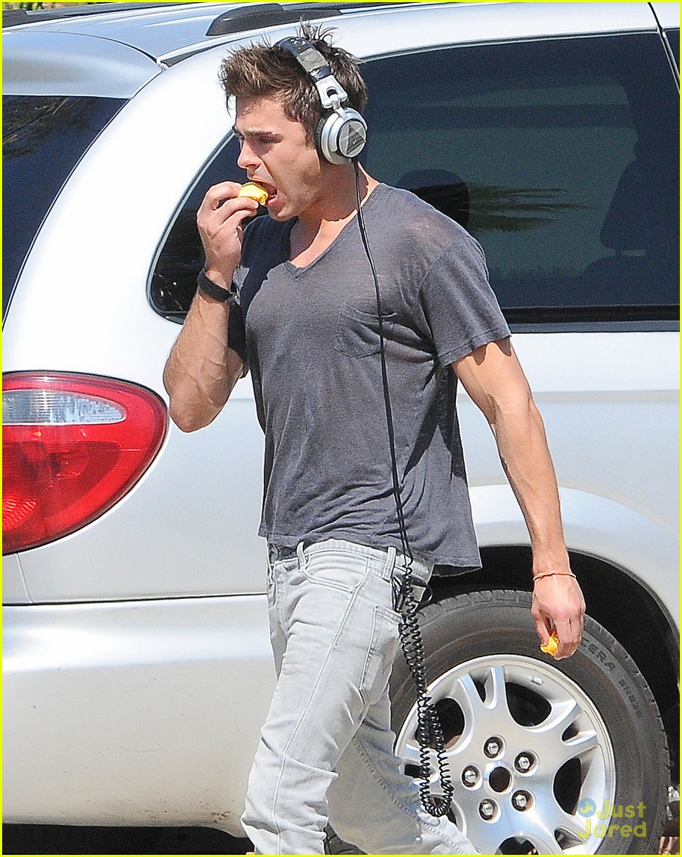 zac efron steps out after split from michelle rodriguez 11