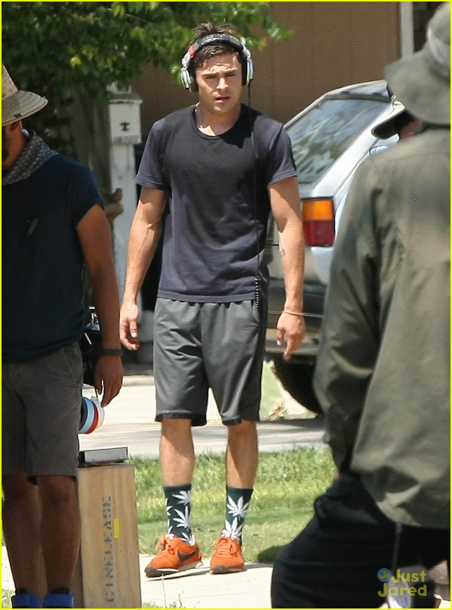 zac efron steps out after split from michelle rodriguez 18