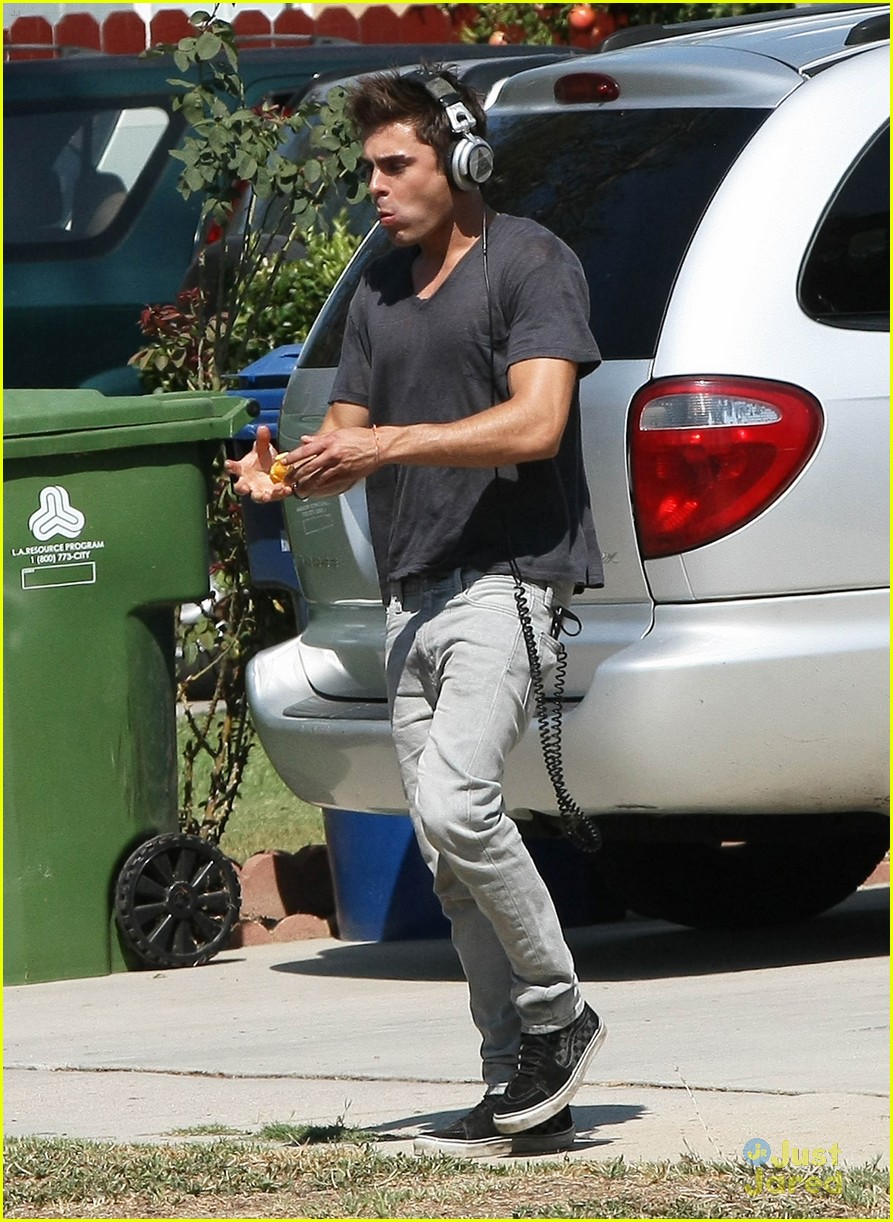 zac efron steps out after split from michelle rodriguez 19