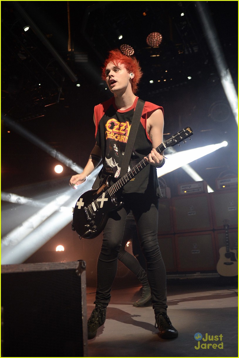 5 seconds of summer roundhouse concert london 04