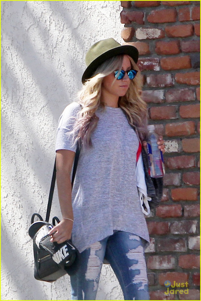 ashley tisdale pilates class after dyeing hair blue 02