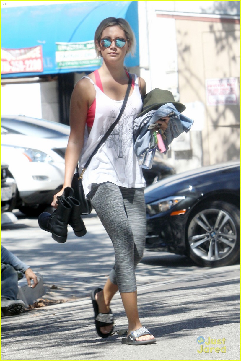 ashley tisdale pilates class after dyeing hair blue 03