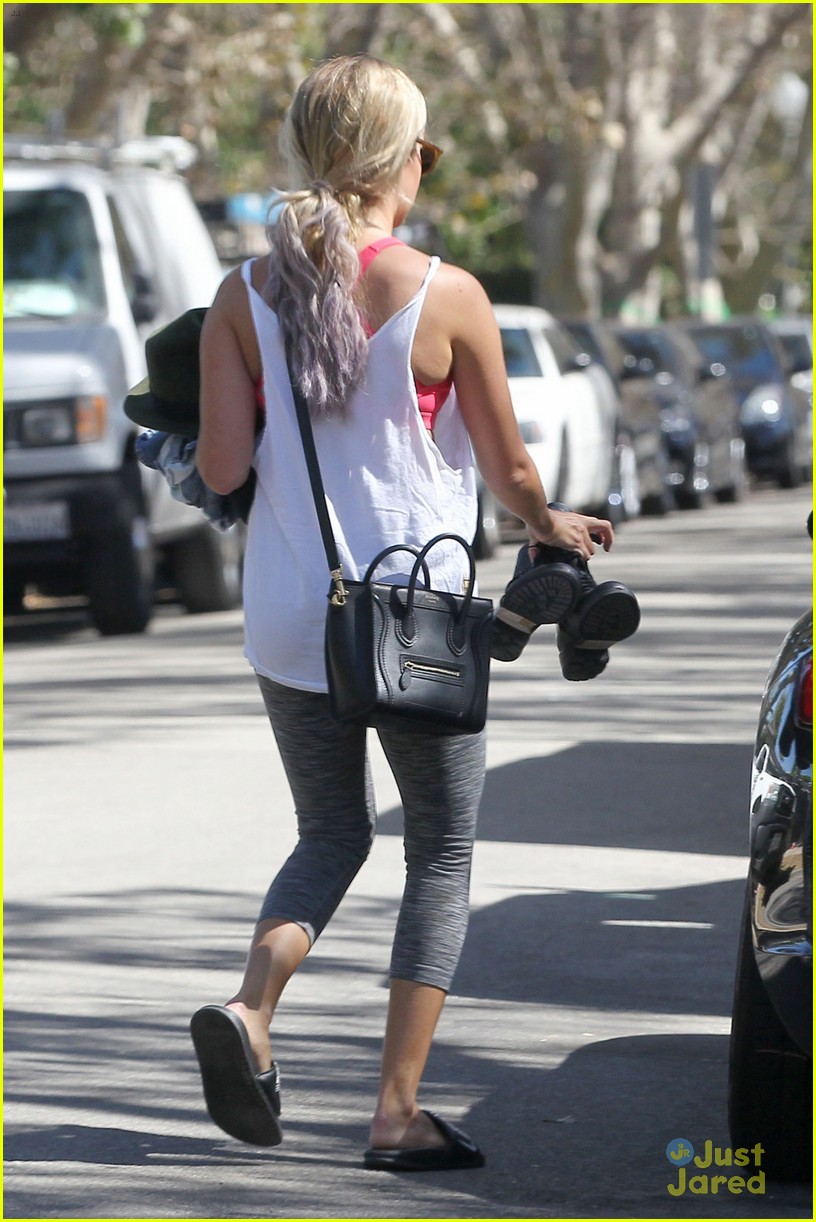 ashley tisdale pilates class after dyeing hair blue 05