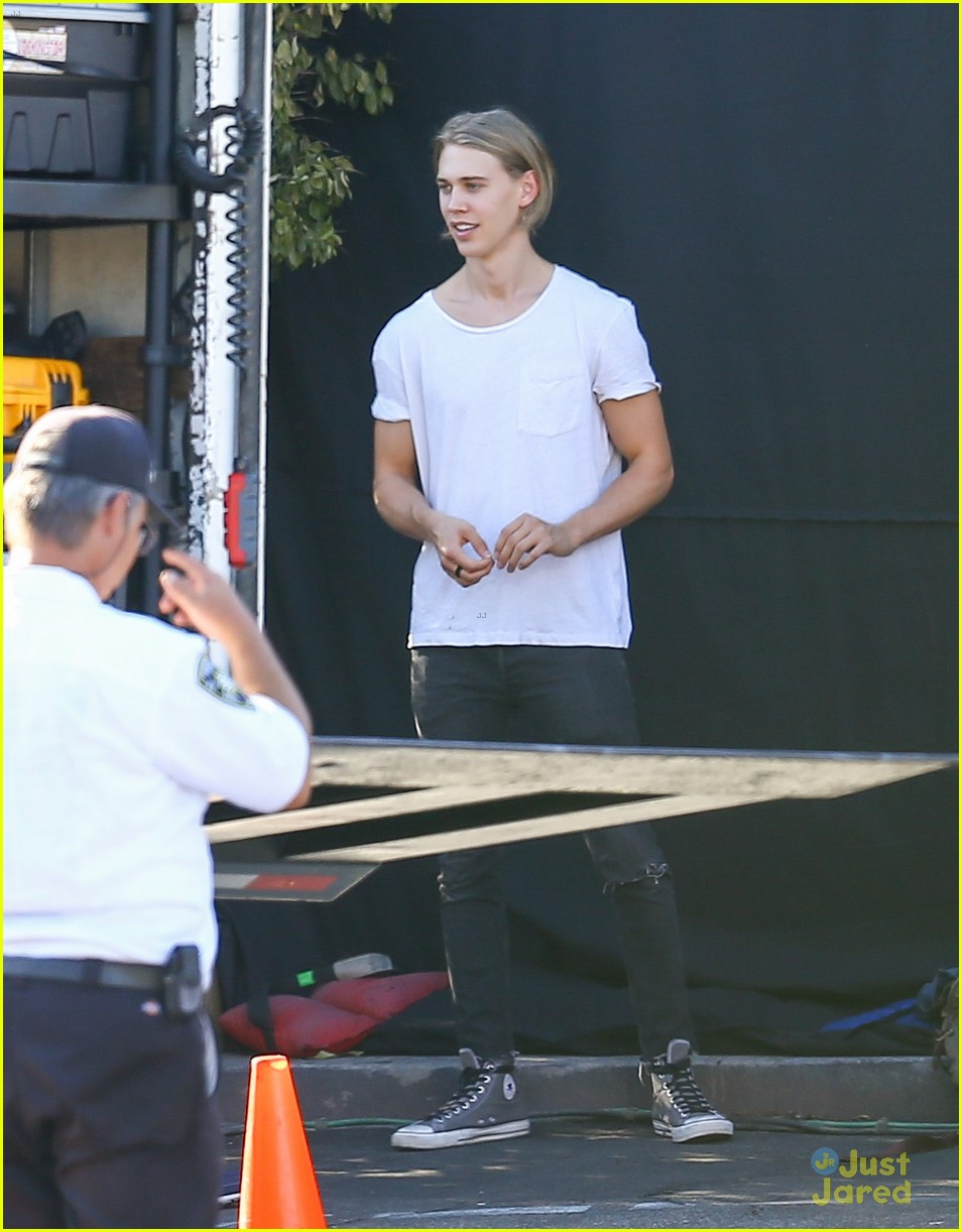 austin butlers steps out after arrow casting news 04