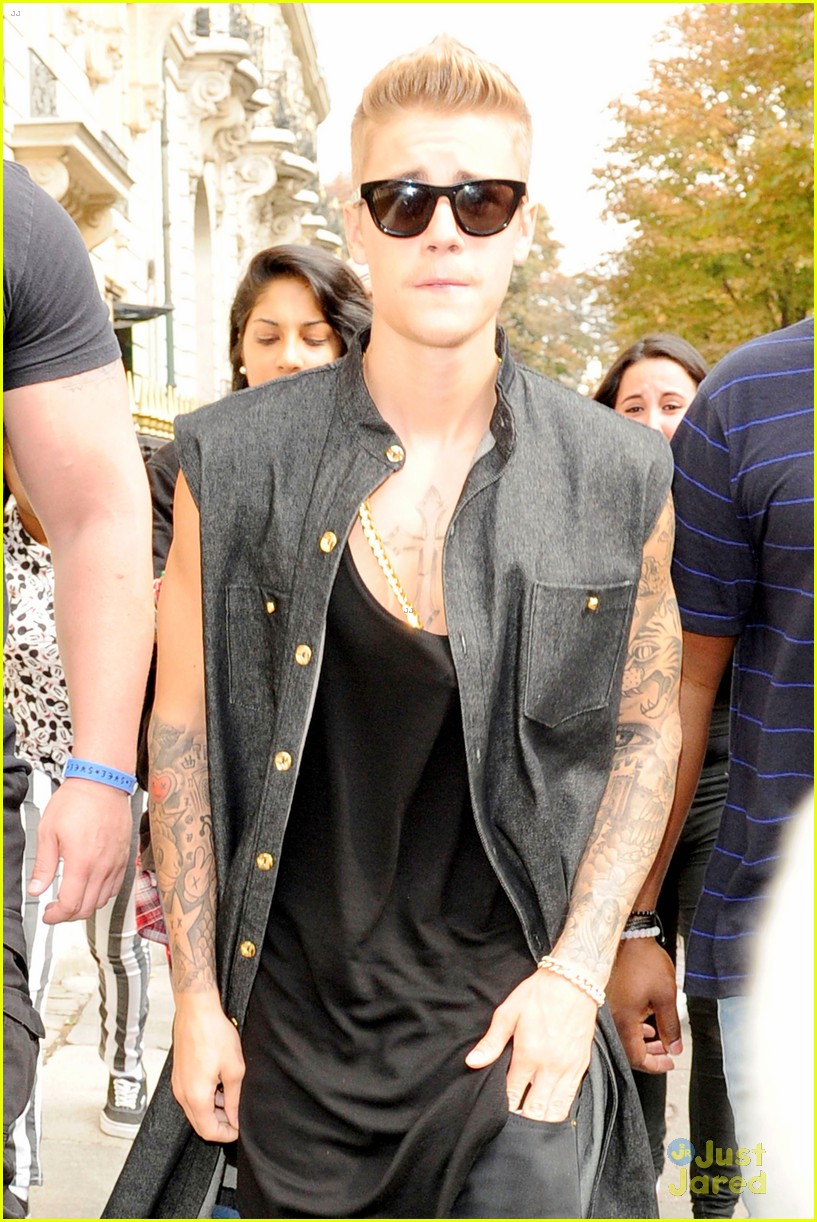 justin bieber knows how to rock fur jacket 04