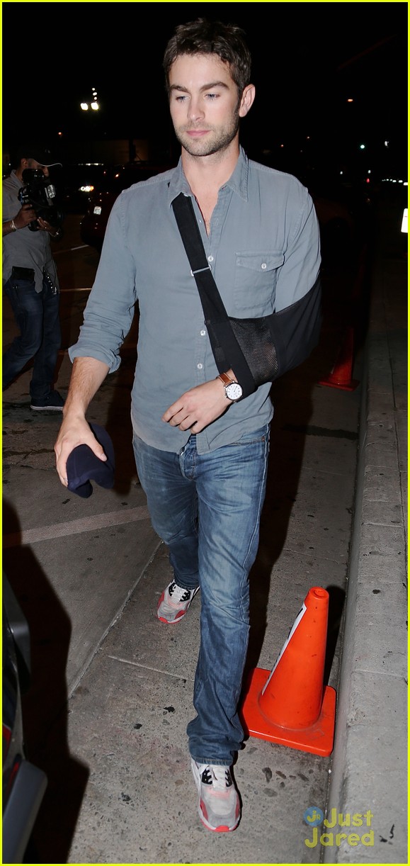 chace crawford arm sling west hollywood 07