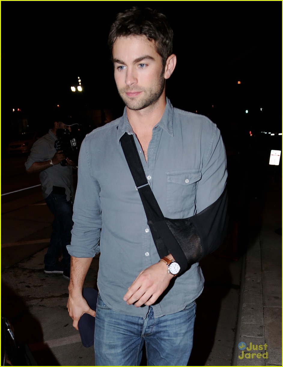 chace crawford arm sling west hollywood 08