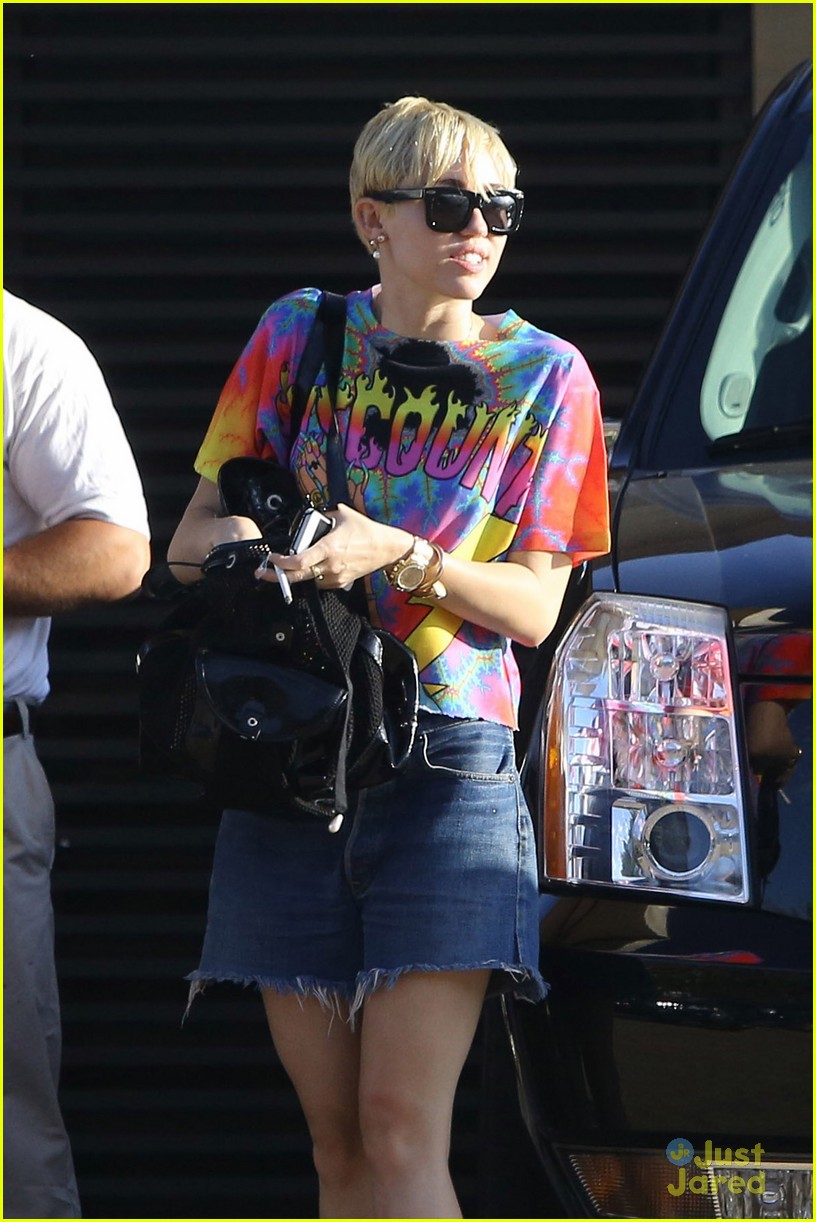 miley cyrus out with friends 02